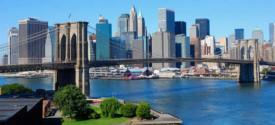 New York: The famous Manhattan skyline & Brooklyn Bridge