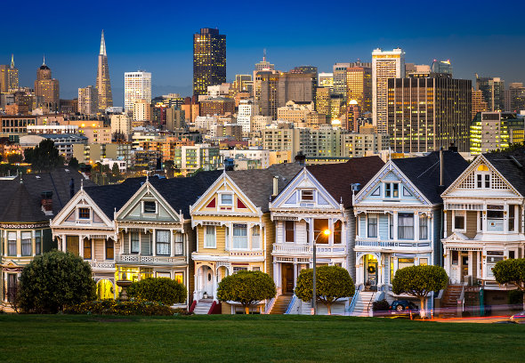 painted ladies houses in san francisco with city skyline behind