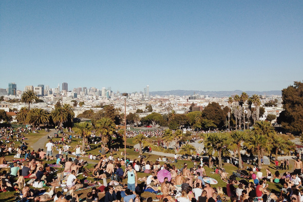 Dolores park san francisco with people have pic nics