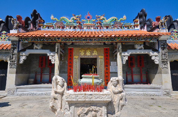 Dragons and bright colours on the facade of Pak Tai Temple