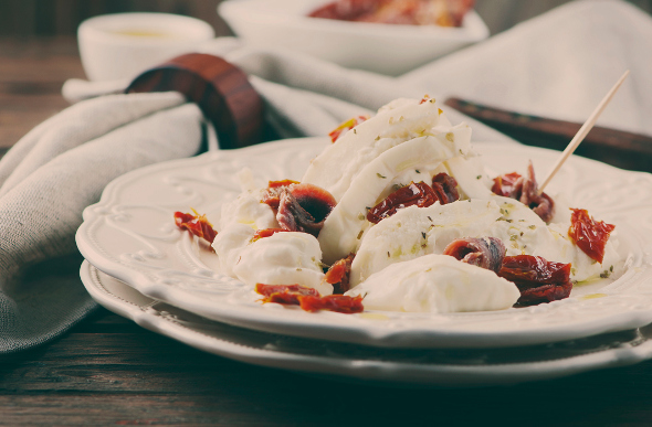 burrata with sundried tomatoes and olive oil
