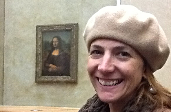 Radio presenter, Robin Bailey, in front of the Mona Lisa