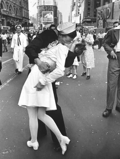 Famous Times Square kiss
