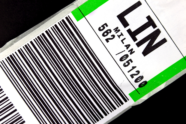 An airline luggage tag