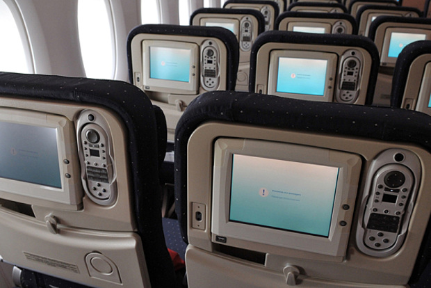 squeed between 2 passenger in a plane squeed between 2 passenger in a plane