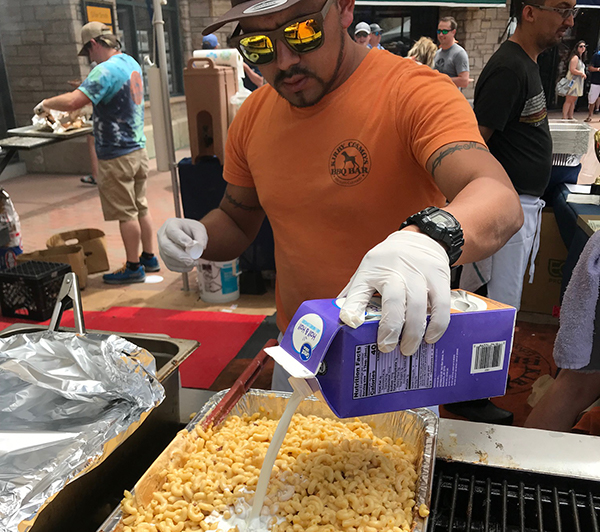 man making mac'n'cheese