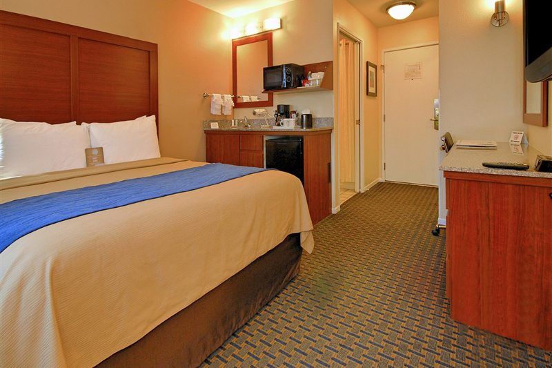 The interior of one of the rooms at the Comfort Inn Gaslamp Convention Center