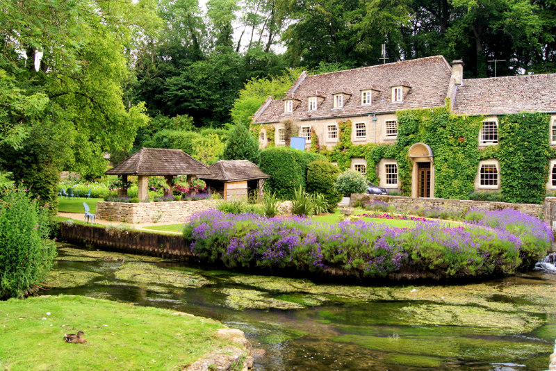A picturesque garden in Bibury village