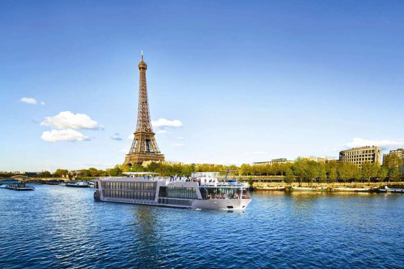 apt river cruise boat near eiffel tower paris