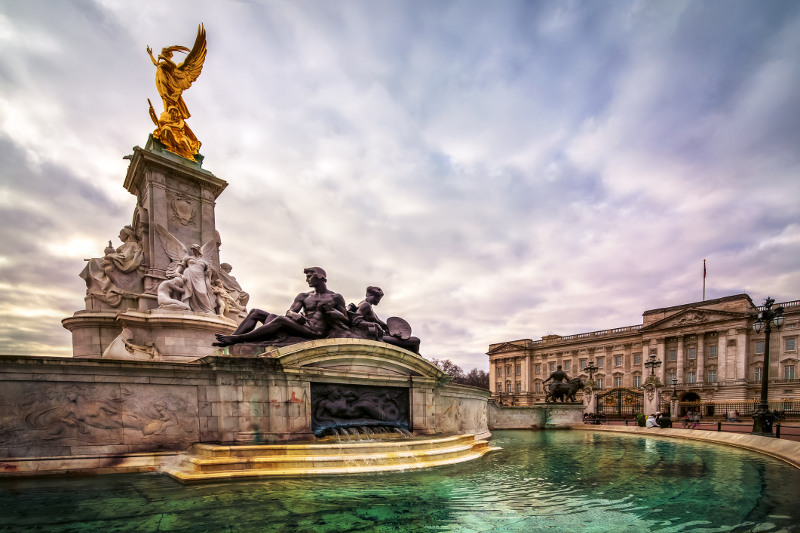 fountains outside buckingham palace