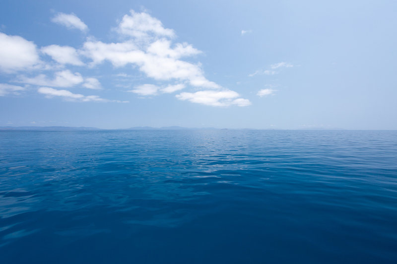 Deep blue water and the Whitsunday Islands in the background