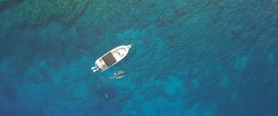 aerial shot of boat and snorkellers hawaii