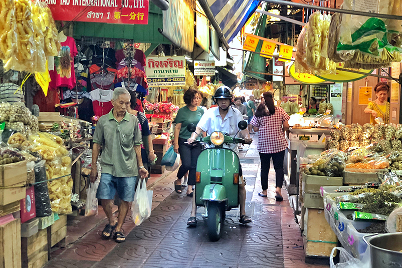 Markets around Wat Mangkon Kamalawat in Bangkok