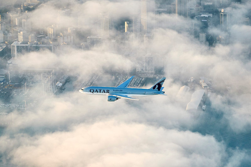 A Qatar Airways Boeing 777 makes its descent over Auckland. Image: Qatar Airways