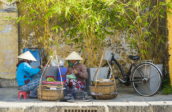 street side vendors in hoi an