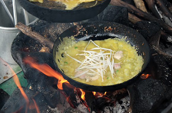 banh xeo cooking in a pan